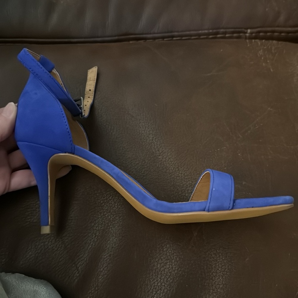 Halogen 6.5 women’s Audrey Cobalt Suede never worn heels.